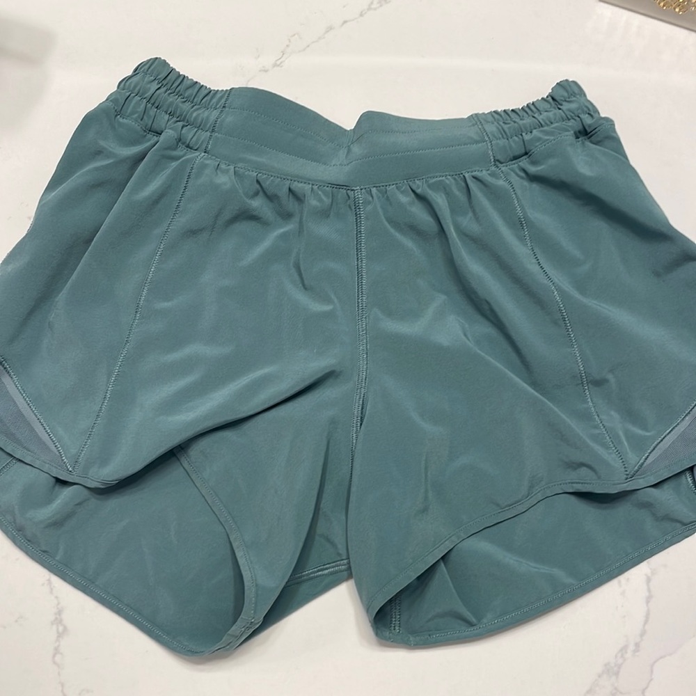 lululemon hotty hot green 4’’ shorts